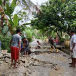 Babinsa Koramil 05/Serbelawan dan Warga Kahean Bersatu Atasi Jalan Tergenang Air Lewat Gotong Royong.