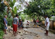 Babinsa Koramil 05/Serbelawan dan Warga Kahean Bersatu Atasi Jalan Tergenang Air Lewat Gotong Royong.