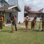 Di Tengah Hamparan Padi Menguning, Babinsa Hadir Menguatkan Semangat Petani Simalungun.