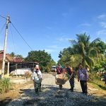 Kolaborasi Membangun Negeri, Babinsa dan Aparat Desa Bersama Kawal Pembangunan Infrastruktur Nagori Lingga.