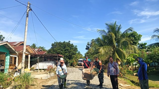 Kolaborasi Membangun Negeri, Babinsa dan Aparat Desa Bersama Kawal Pembangunan Infrastruktur Nagori Lingga.
