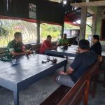 Babinsa Komsos Dengan Tokoh Masyarakat Di Wilayah Binaan. Babinsa Komsos Dengan Tokoh Masyarakat Di Wilayah Binaan.