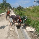Babinsa dan Warga Bergotong Royong Pasang Kaver Drain, Wujudkan Lingkungan Lebih Aman dan Nyaman di Siantar Marihat.