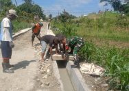 Babinsa dan Warga Bergotong Royong Pasang Kaver Drain, Wujudkan Lingkungan Lebih Aman dan Nyaman di Siantar Marihat.