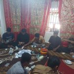 Bersama Warga, Babinsa Koramil 03/Sungai Sarik Ikut Dalam Tradisi Menghitung Habis Pesta Pernikahan.