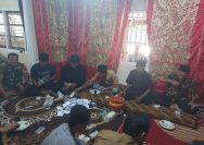 Bersama Warga, Babinsa Koramil 03/Sungai Sarik Ikut Dalam Tradisi Menghitung Habis Pesta Pernikahan.