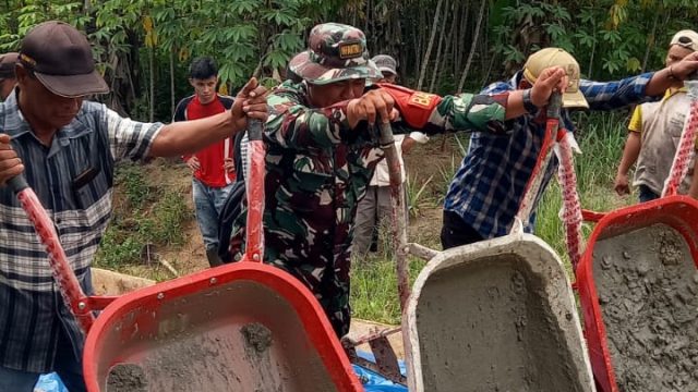 Babinsa dan Warga Bahu-Membahu Bangun Desa, Semangat Gotong Royong Warnai Pengecoran Jalan di Dolok Maraja.
