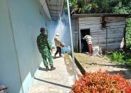 Cegah DBD Sejak Dini, Babinsa Koramil 14/Raya Dampingi Sosialisasi dan Fogging di Nagori Raya Huluan.