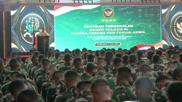 Pesan Menko Polkam untuk Taruna Akmil: Jaga Kekompakan, Tingkatkan Kompetensi dan Dekatlah dengan Anak Buah.