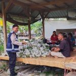Bhabinkamtibmas Polsek Pancur Batu Hadir Di Tengah Masyarakat ,Sambangi Kebun Warga Dan Sampaikan Pesan Kamtibmas.