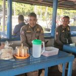 Demi Menjalin Hubungan Baik, Babinsa 01/Pariaman Melaksanakan Komsos Dengan Masyarakat Di Wilayah Binaan.