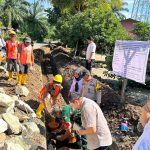Babinsa dan Bhabinkamtibmas Dampingi Trial Pembangunan Parit di Nagori Tumorang, Wujudkan Infrastruktur yang Bermanfaat bagi Warga.