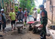 Babinsa dan Bhabinkamtibmas Bersama Warga Kawal Pembangunan Rabat Beton, Wujudkan Infrastruktur Berkualitas untuk Masyarakat.