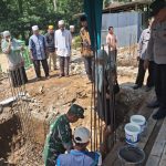 Peletakan Batu Pertama Masjid Al Hidayah, Babinsa Serbelawan Hadir Menguatkan Semangat Gotong Royong Warga.