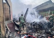 TNI-Polri, Damkar dan Warga Bersatu Padamkan Kebakaran Pasar Parluasan Pematang Siantar.