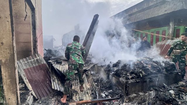 TNI-Polri, Damkar dan Warga Bersatu Padamkan Kebakaran Pasar Parluasan Pematang Siantar.