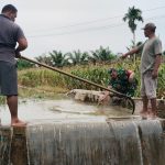 Babinsa dan Warga Bersatu Atasi Sumbatan Irigasi, Demi Kelancaran Air ke Sawah di Huta Bayu Raja.