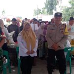 Sinergitas TNI-Polri, Babinsa Serbelawan Kawal Penyaluran Bantuan Pangan untuk Warga
