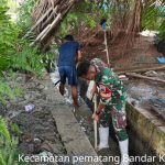 Jaga Aliran Air Persawahan, Babinsa dan Warga Wonorejo Kompak Laksanakan Gotong Royong.