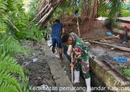 Jaga Aliran Air Persawahan, Babinsa dan Warga Wonorejo Kompak Laksanakan Gotong Royong.