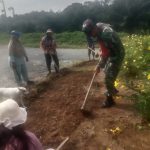 Bahu Membahu Demi Lingkungan Asri, Babinsa dan Warga Sulap Taman Desa Jadi Lebih Indah.