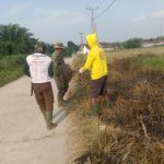 Komsos Humanis Babinsa Koramil 03/Siantar Selatan, Bersama Warga Pasang Kawat Duri Demi Hasil Pertanian.