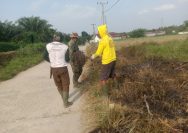 Komsos Humanis Babinsa Koramil 03/Siantar Selatan, Bersama Warga Pasang Kawat Duri Demi Hasil Pertanian.
