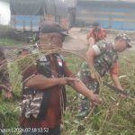 Perkuat Kebersamaan, Babinsa Koramil 12/Saribu Dolok Pimpin Gotong Royong Bersama Warga dan Ormas.