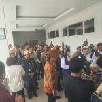 Wamenkes Tinjau Skrining TBC di Tigaraja, Babinsa Girsang Sipangan Bolon Pastikan Kegiatan Berjalan Lancar.