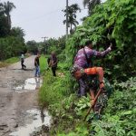 Semangat Kebersamaan! Babinsa Koramil 19/Silau Kahean Gotong Royong Bersama Perangkat Desa di Nagori Dolok.