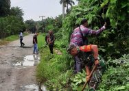 Semangat Kebersamaan! Babinsa Koramil 19/Silau Kahean Gotong Royong Bersama Perangkat Desa di Nagori Dolok.
