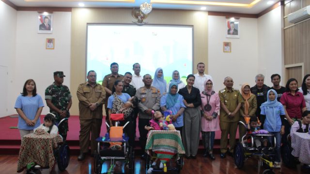 Dandim 0207/Simalungun Dampingi Ketua TP PKK Provinsi Sumatera Utara, Serahkan Kursi Roda Adaptif, Hadirkan Harapan Baru bagi Anak Penyandang Cerebral Palsy.
