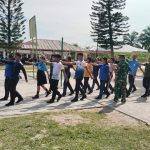 Semangat Merah Putih Mulai Ditanamkan, Babinsa Koramil Tanah Jawa Latih Paskibra SMA HKBP Huta Bayu Raja Sambut HUT RI ke-81.