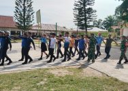 Semangat Merah Putih Mulai Ditanamkan, Babinsa Koramil Tanah Jawa Latih Paskibra SMA HKBP Huta Bayu Raja Sambut HUT RI ke-81.