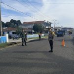 Sinergitas TNI-Polri Jaga Kelancaran Arus Lalu Lintas di Depan Gereja GKPS Sondi Raya.