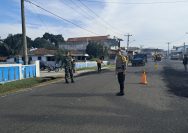 Sinergitas TNI-Polri Jaga Kelancaran Arus Lalu Lintas di Depan Gereja GKPS Sondi Raya.