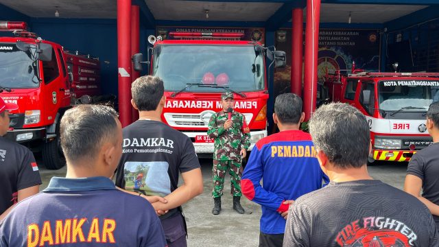 Sinergi TNI dan Damkar Makin Solid, Babinsa Koramil Siantar Barat Tanamkan Disiplin dan Wawasan Kebangsaan.