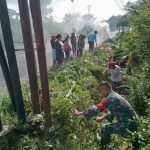 Babinsa dan Warga Bersatu Rawat Lingkungan, Gotong Royong Bersihkan Jalan Asahan di Dolok Hataran.