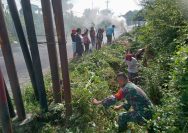 Babinsa dan Warga Bersatu Rawat Lingkungan, Gotong Royong Bersihkan Jalan Asahan di Dolok Hataran.