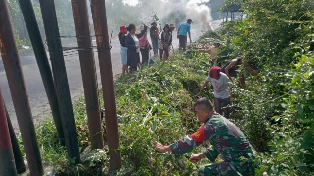 Babinsa dan Warga Bersatu Rawat Lingkungan, Gotong Royong Bersihkan Jalan Asahan di Dolok Hataran.