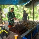 Menjaga Asa Pelaku UMKM, Babinsa Silau Kahean Motivasi Pengrajin Gula Merah Tetap Produktif.