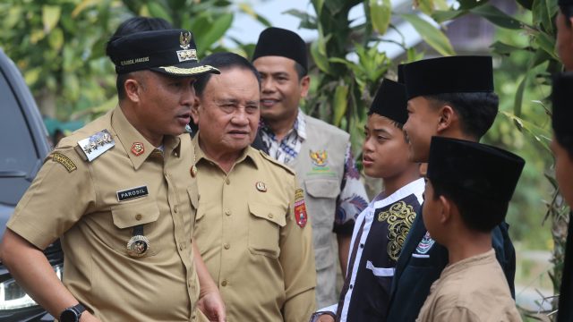 Tinjau TPA Sunan Bonang Pasca Kebakaran, Bupati Parosil Serahkan Bantuan dan Ingatkan Bahaya Korsleting.