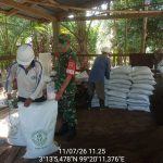 Pererat Sinergi dengan Petani, Babinsa Koramil 06/Pdg Bahas Fermentasi Kohe Kambing.