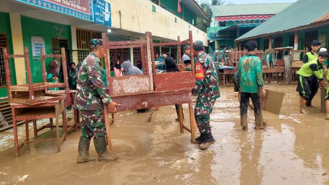 Banjir Surut, TNI-Polri dan Forkopimca Bergerak Cepat Bantu Warga Serbelawan Pulihkan Kondisi.