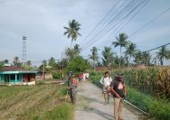 Babinsa dan Warga Bergandengan Tangan Bersihkan Jalan Nagori, Wujud Nyata Semangat Gotong Royong di Simalungun.