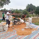 Sentuhan Humanis Babinsa Koramil 14/Raya, Dampingi Warga Mengolah Hasil Panen Jagung.