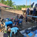 Semangat Gotong Royong Tak Pernah Padam, Babinsa dan Warga Kompak Bangun Kamar Mandi Masjid di Naga Dolok.