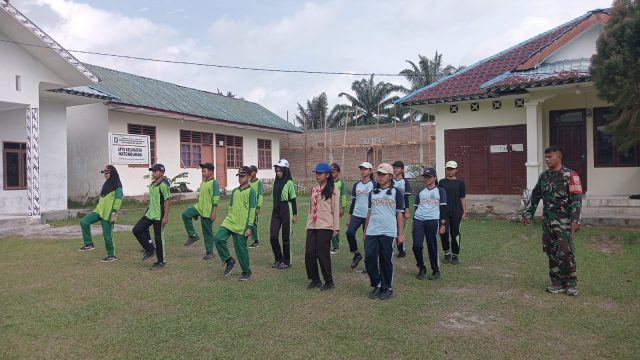 Tanamkan Jiwa Nasionalisme Sejak Dini, Babinsa Latih Paskibra SLTP di Hatonduhan.