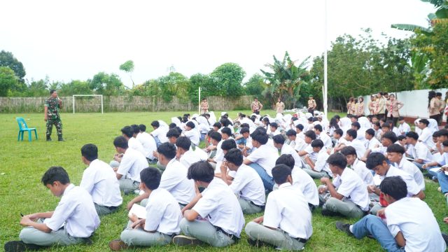 Babinsa Kodim 0207/Simalungun Tanamkan Karakter dan Disiplin kepada Pelajar, Bekali Generasi Muda Hadapi Tantangan Masa Depan.