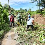 Semangat Kebersamaan Terjaga, Babinsa Koramil Pane Tongah Bersama Warga Gotong Royong Bersihkan Akses Jalan Antar Nagori